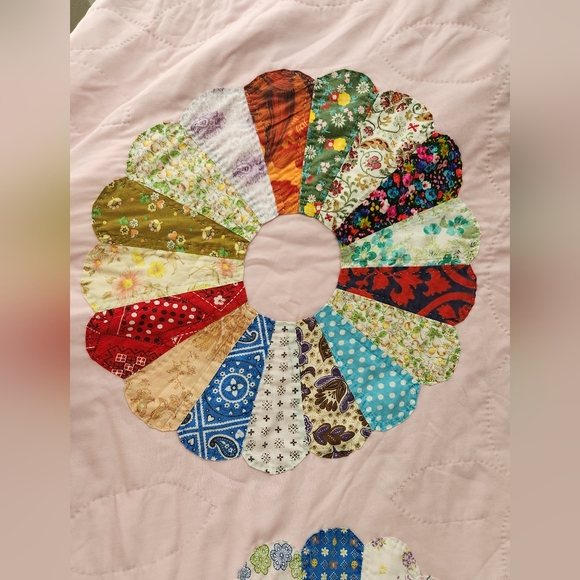 100% Handstitched Dresden Plate Quilt - Picture 3 of 16